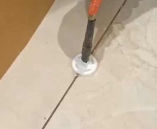 山南市瓷砖空鼓维修公司专业解答瓷砖在铺贴过程中，如果没有涂抹均匀到位的粘结材料（如水泥砂浆或瓷砖胶），可能会导致以下问题
