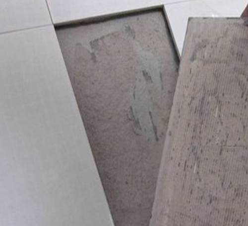 山南市瓷砖空鼓维修公司分享瓷砖铺贴时如果打浆（即涂抹在瓷砖背面和基层上的砂浆或瓷砖胶）过少，会带来以下问题